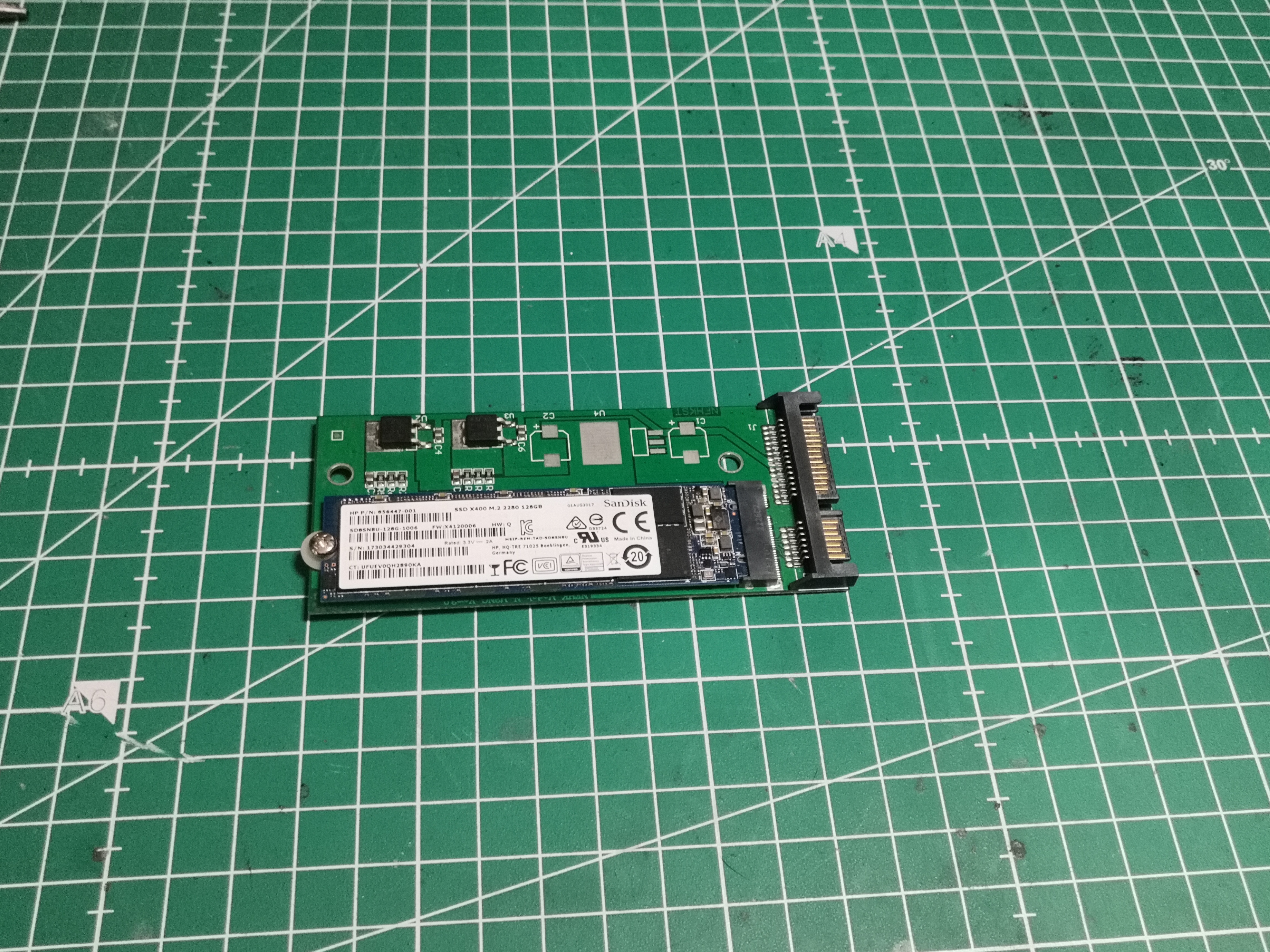 SSD inséré sur l&rsquo;adaptateur — l&rsquo;ensemble au format 2.5"