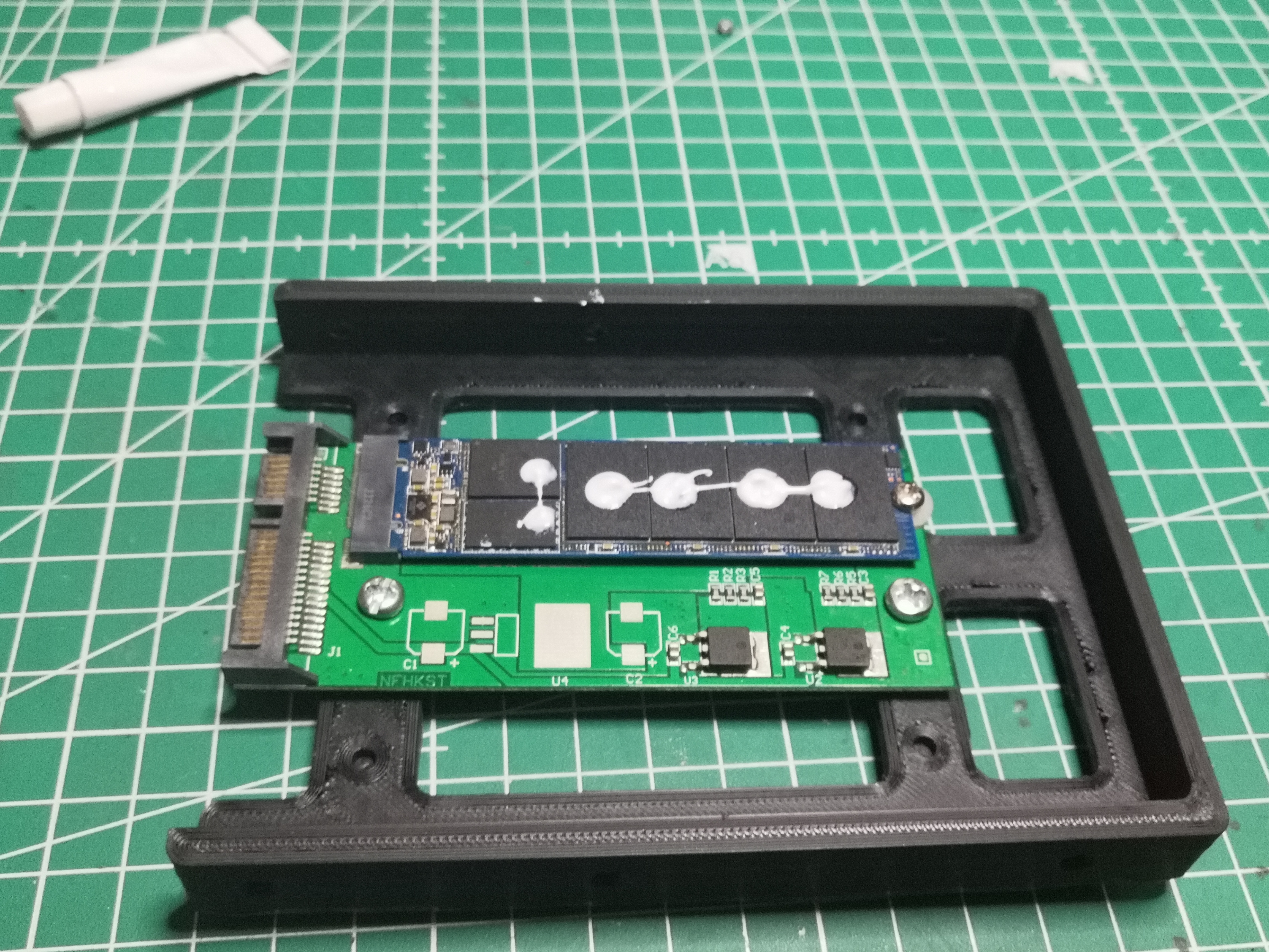 Points de colle thermique avant pose du dissipateur