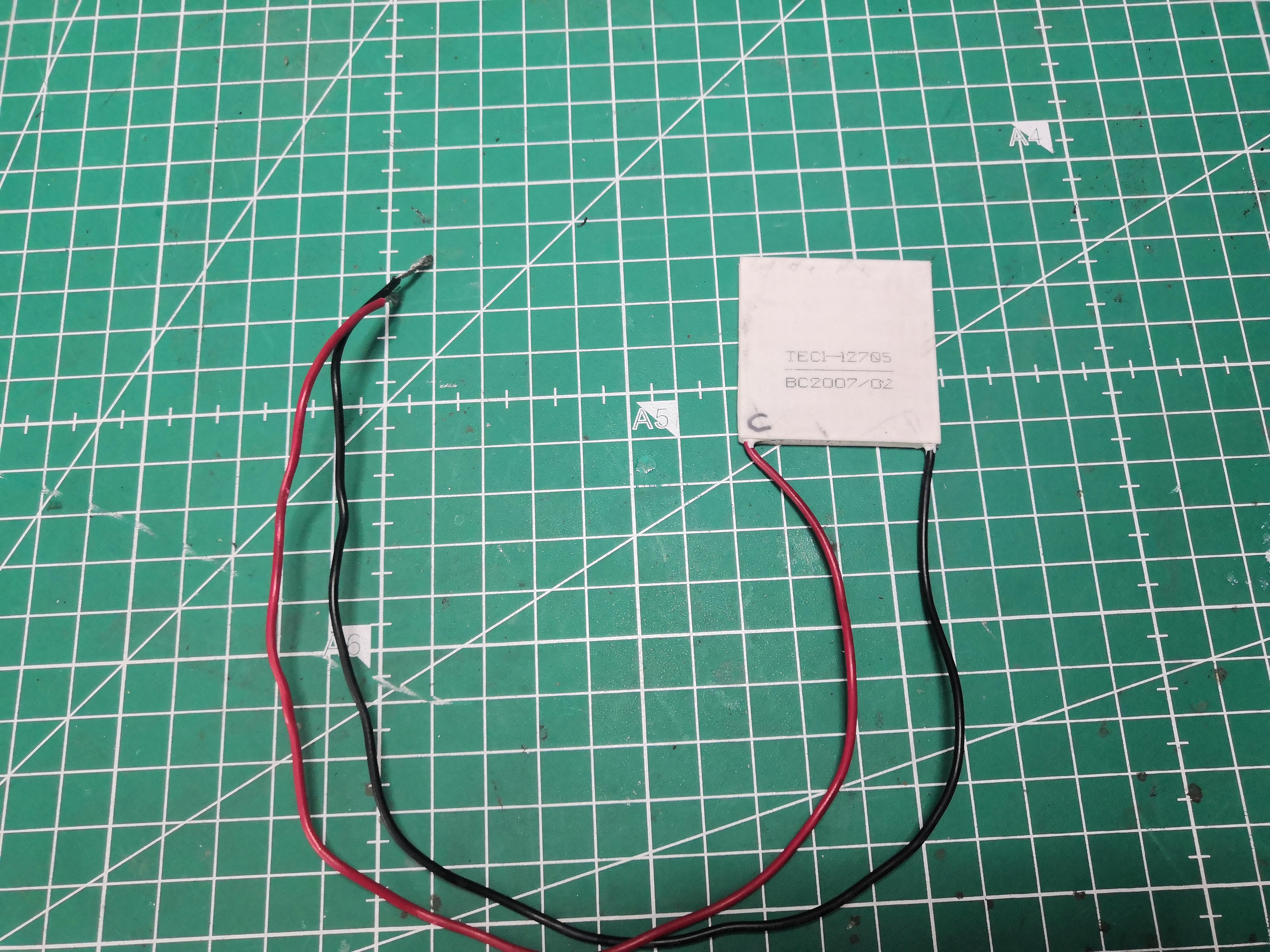 La cellule TEC1-12705 sur le tapis de découpe