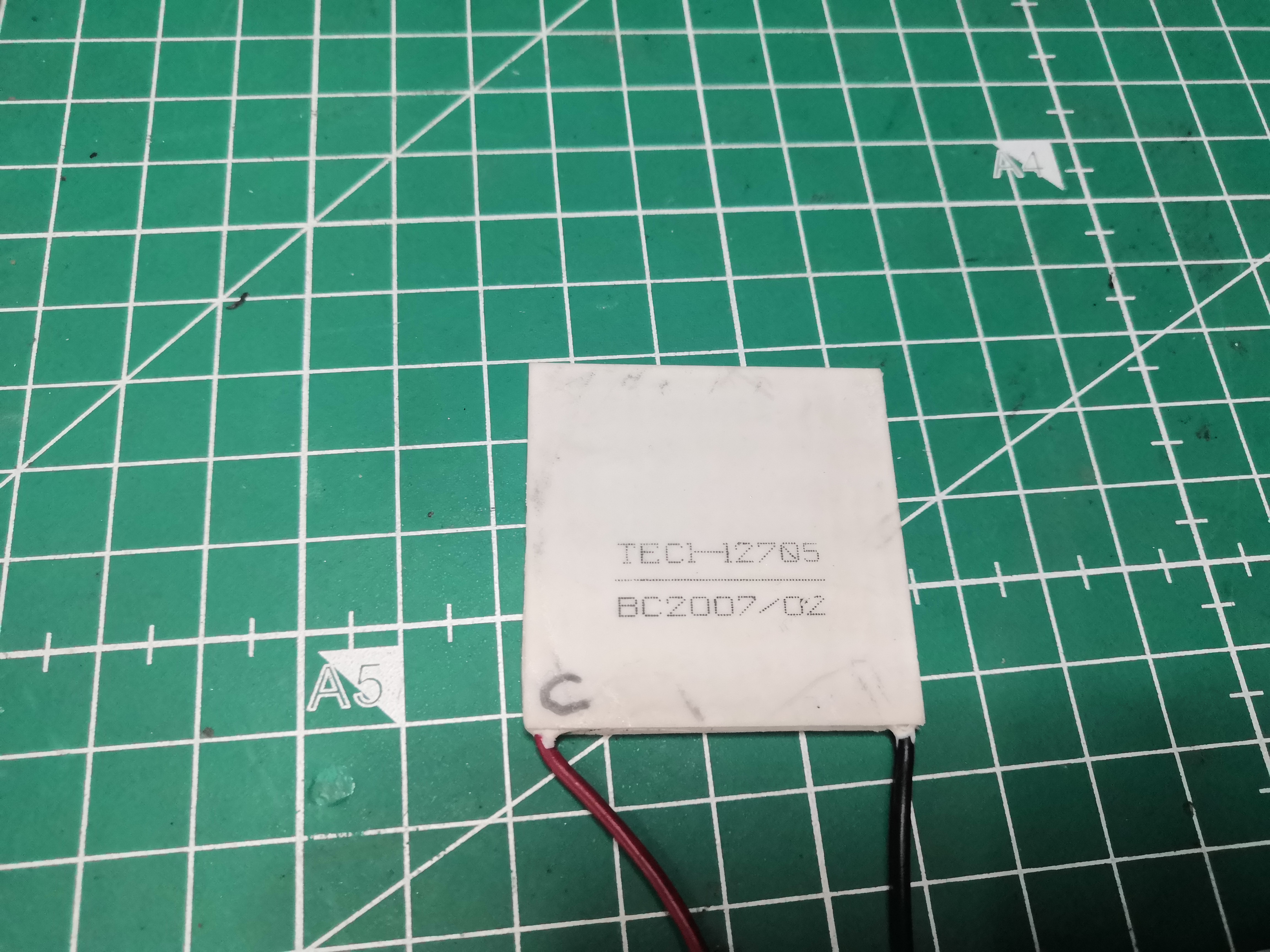 Gros plan sur la cellule — face chaude marquée &ldquo;C&rdquo; au marqueur