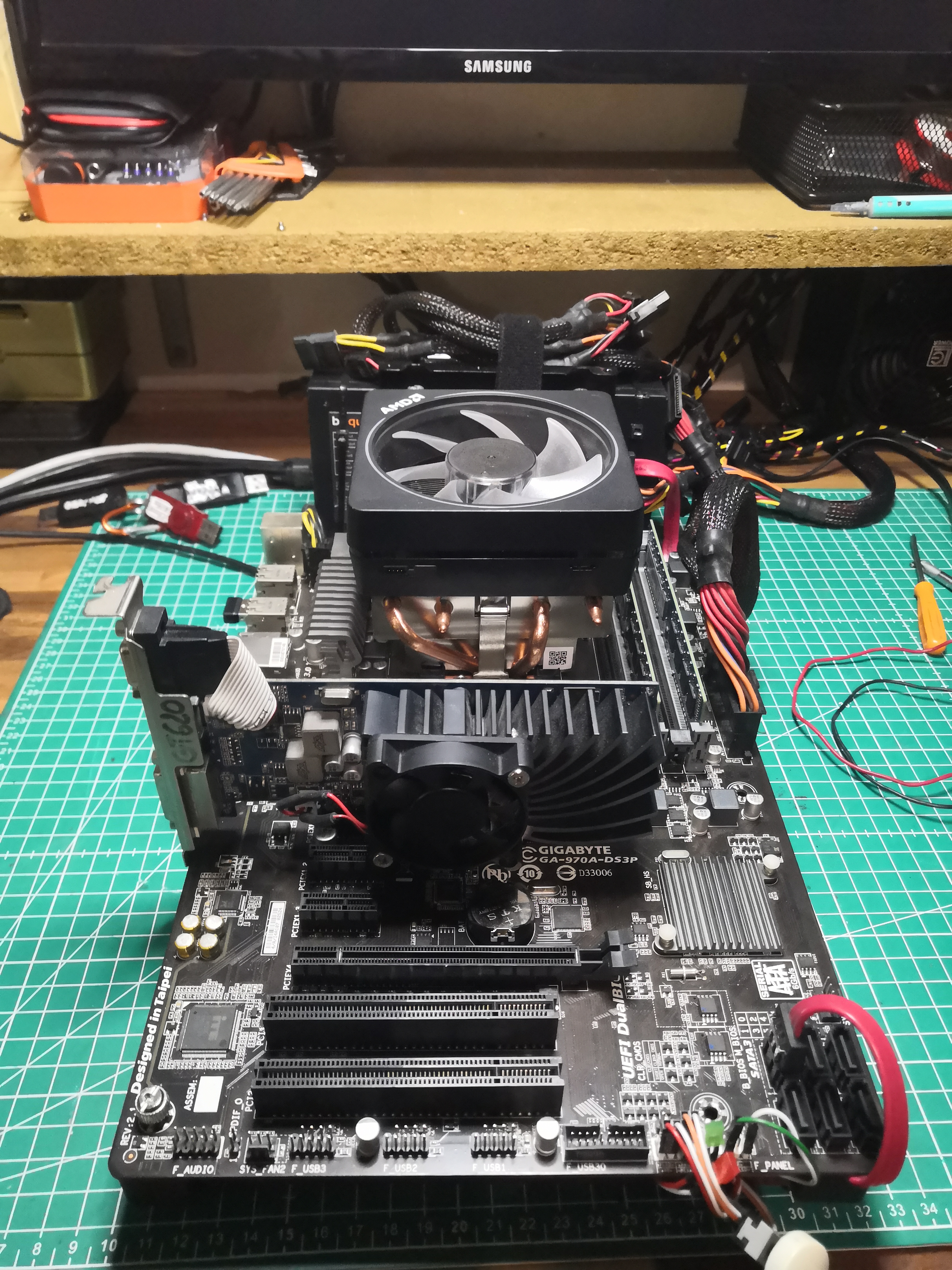 Le banc de test THANOS — Gigabyte 970A-DS3P sur le tapis de découpe