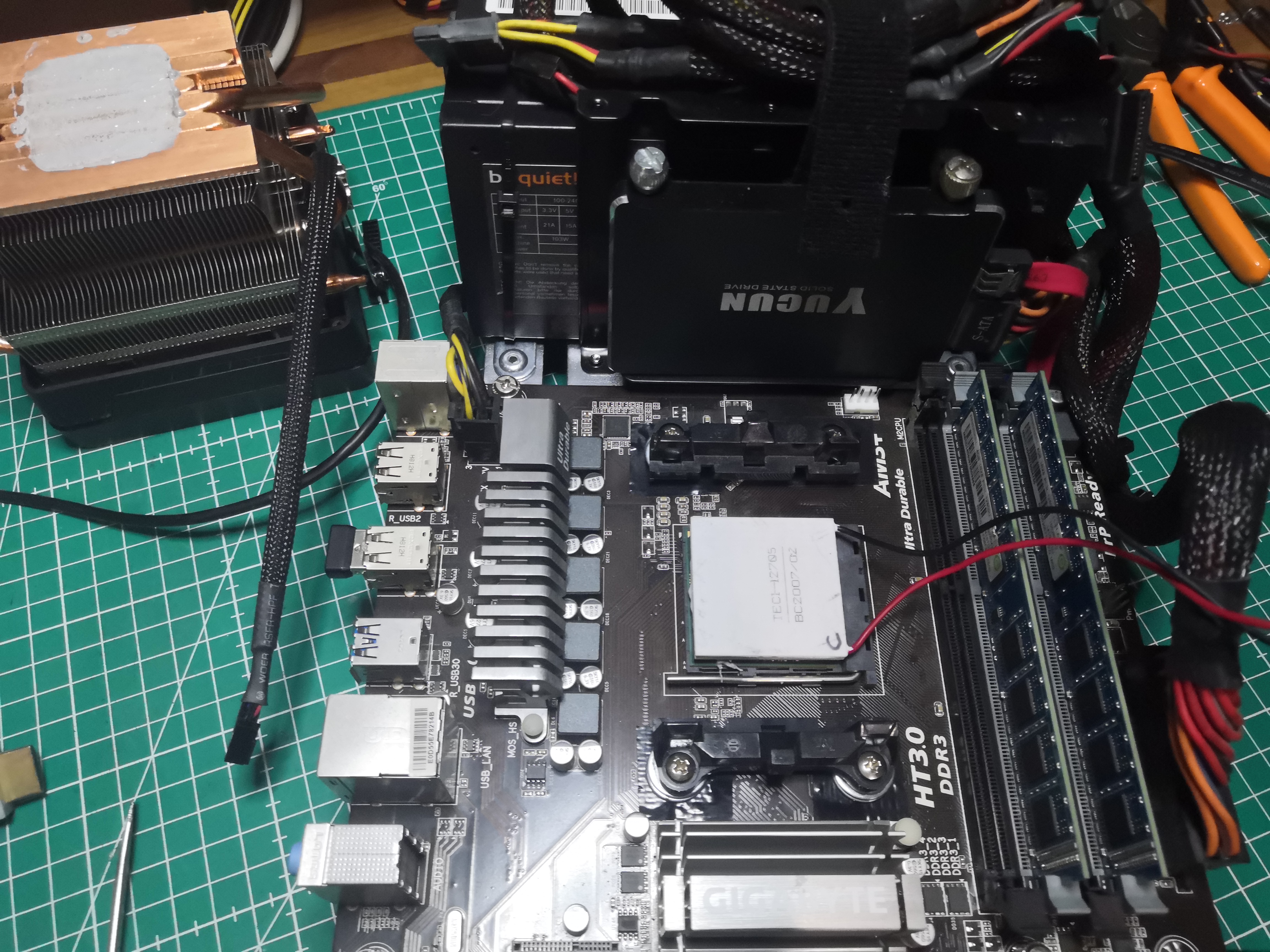 La cellule Peltier posée sur l&rsquo;IHS du FX-6300, face froide vers le bas