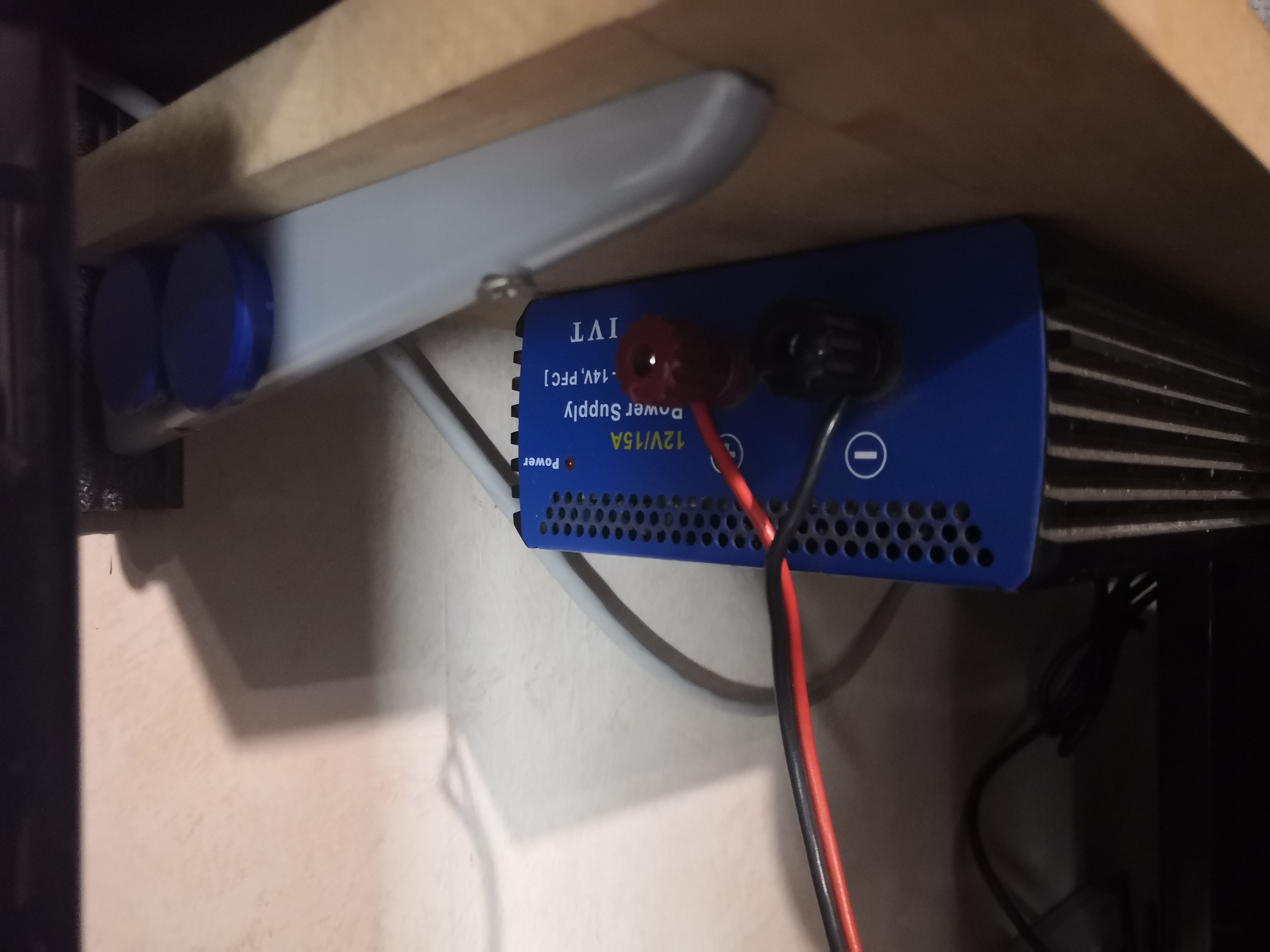 L&rsquo;alim IVT 12V/15A bleue sous l&rsquo;établi