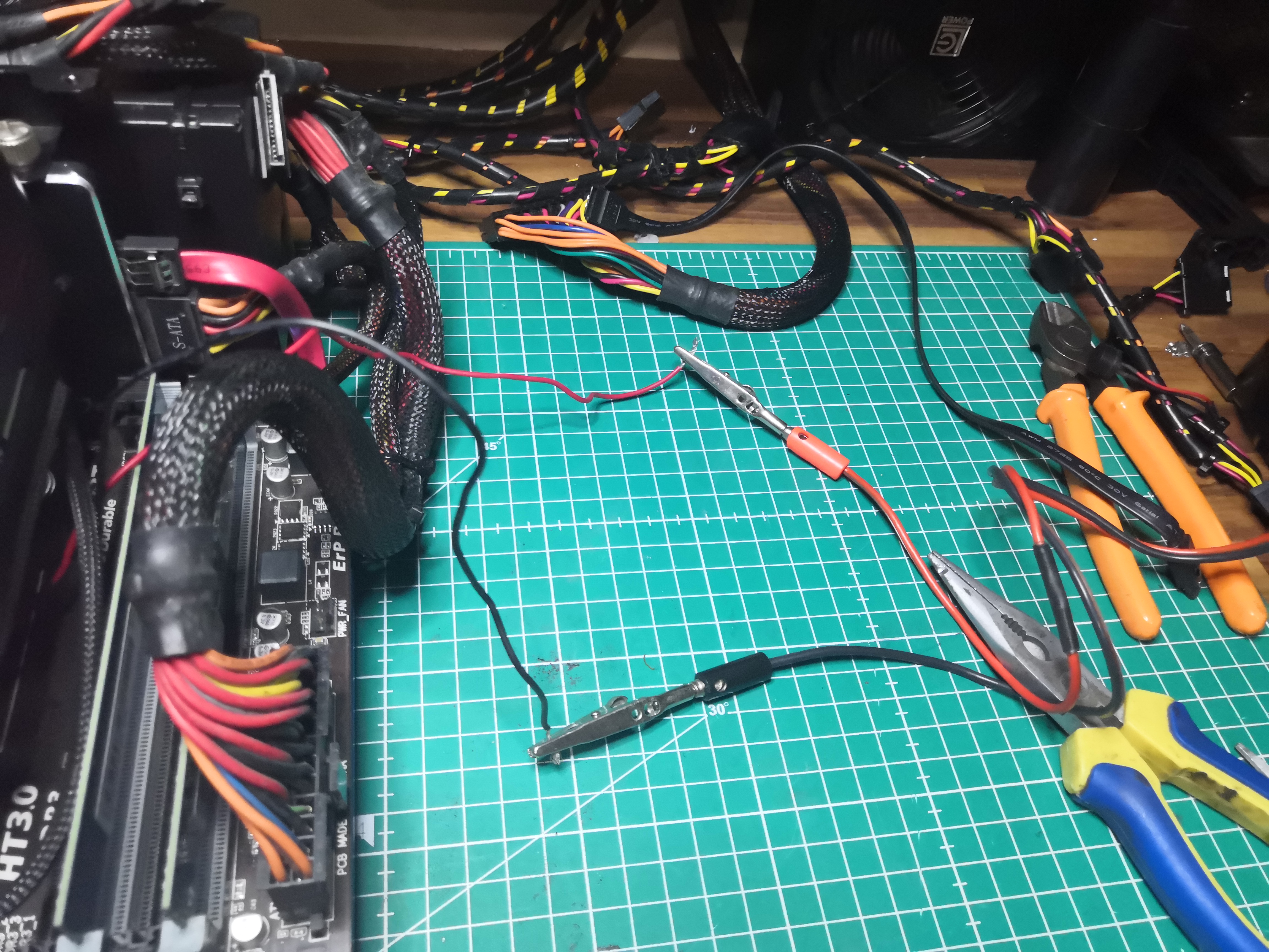 Les pinces crocodile reliées au Peltier — alimentation indépendante