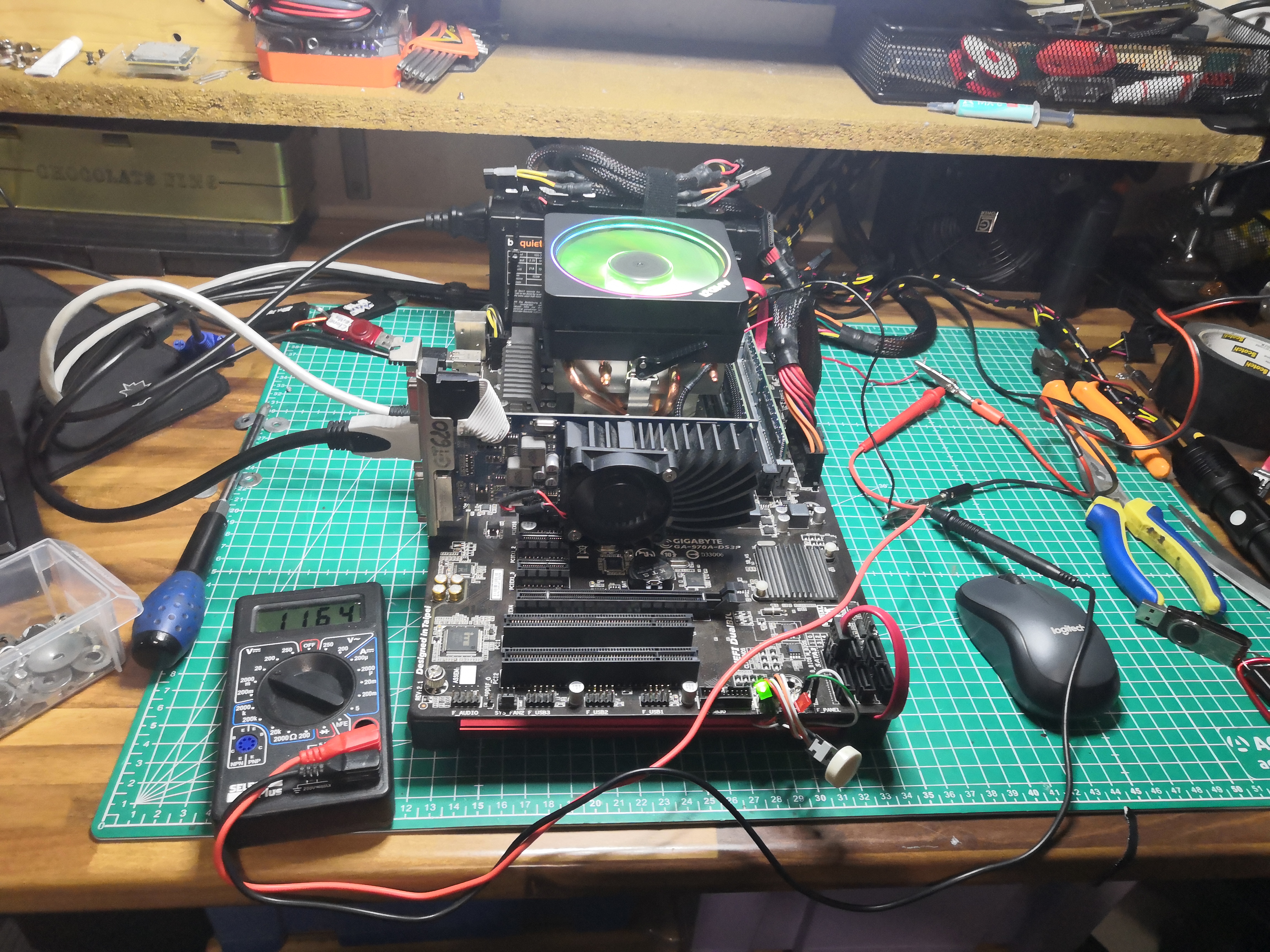 Vue d&rsquo;ensemble du banc en fonctionnement avec le multimètre