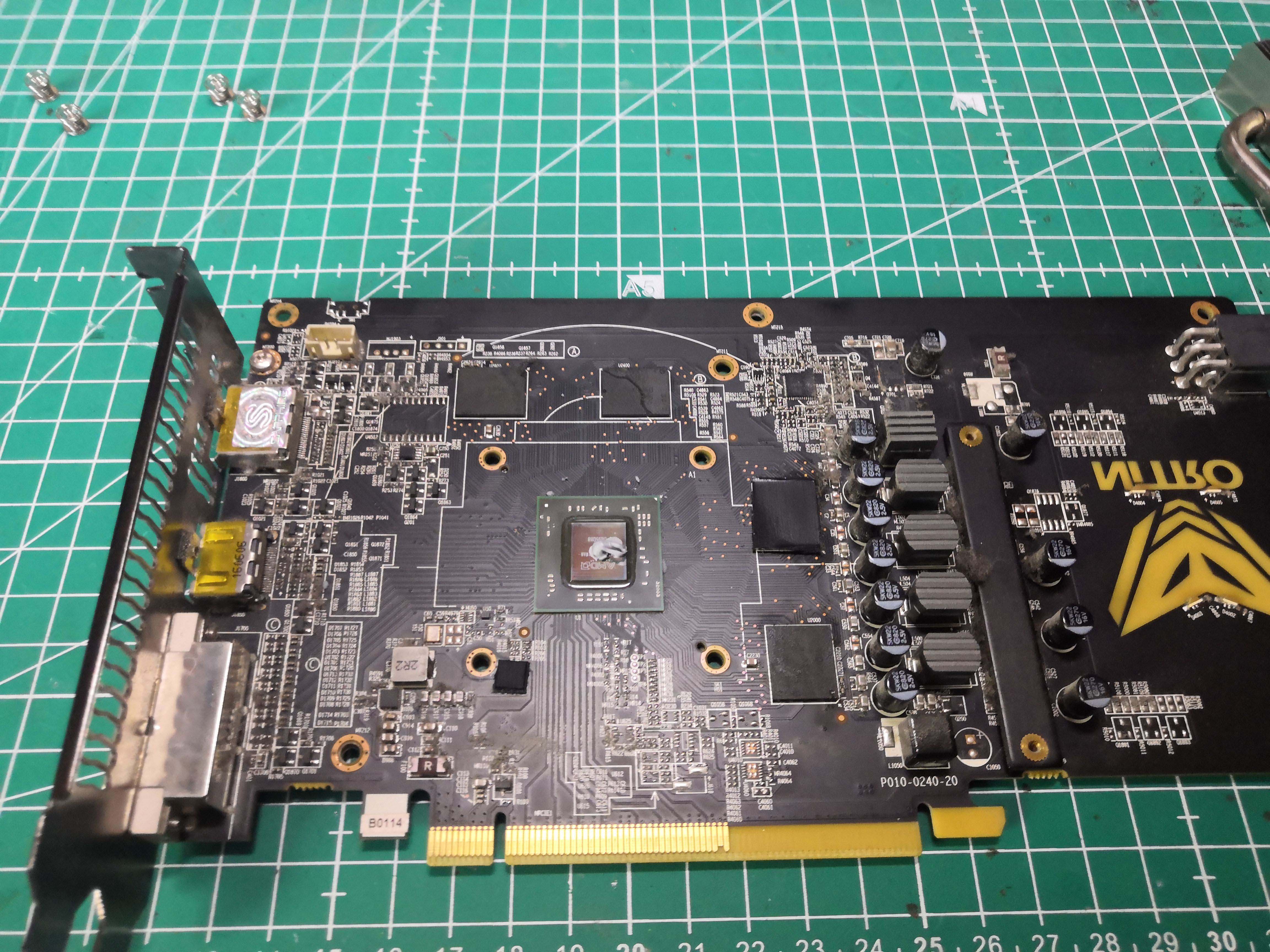 Vue PCB côté composants — VRMs et condensateurs polymères sains