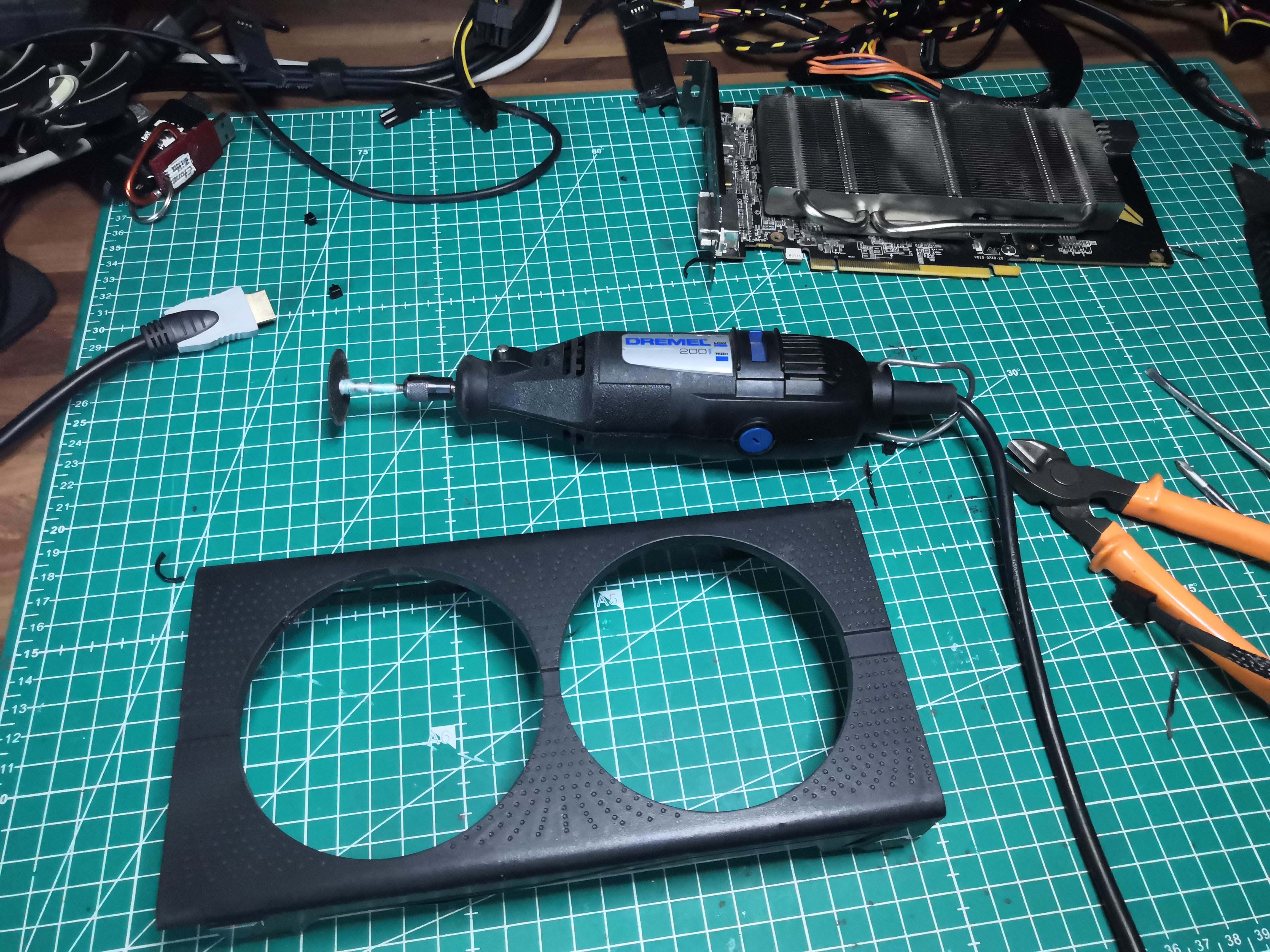 Dremel posé à côté du shroud modifié