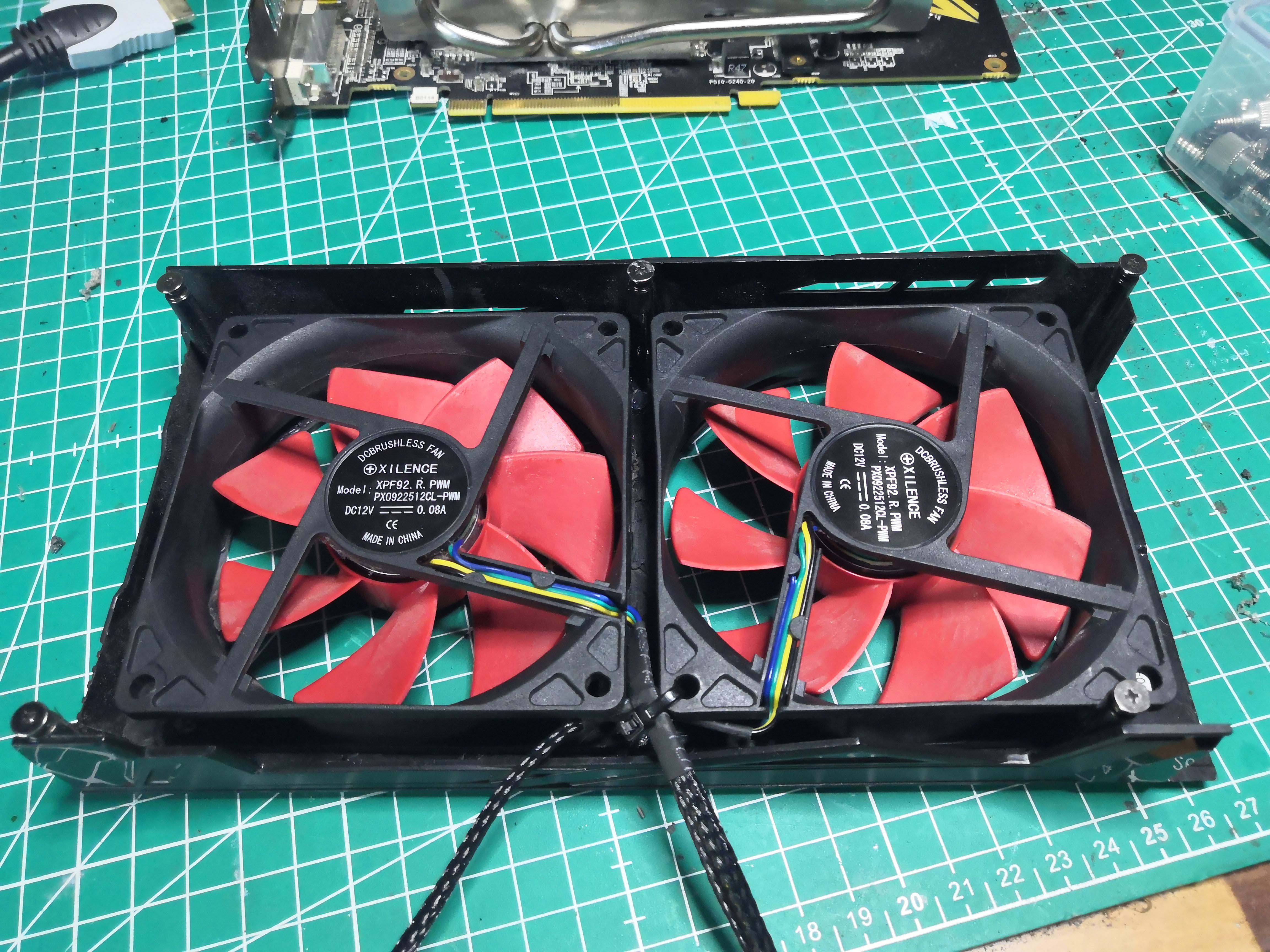 Vue arrière des deux Xilence XPF92 vissés dans le shroud modifié