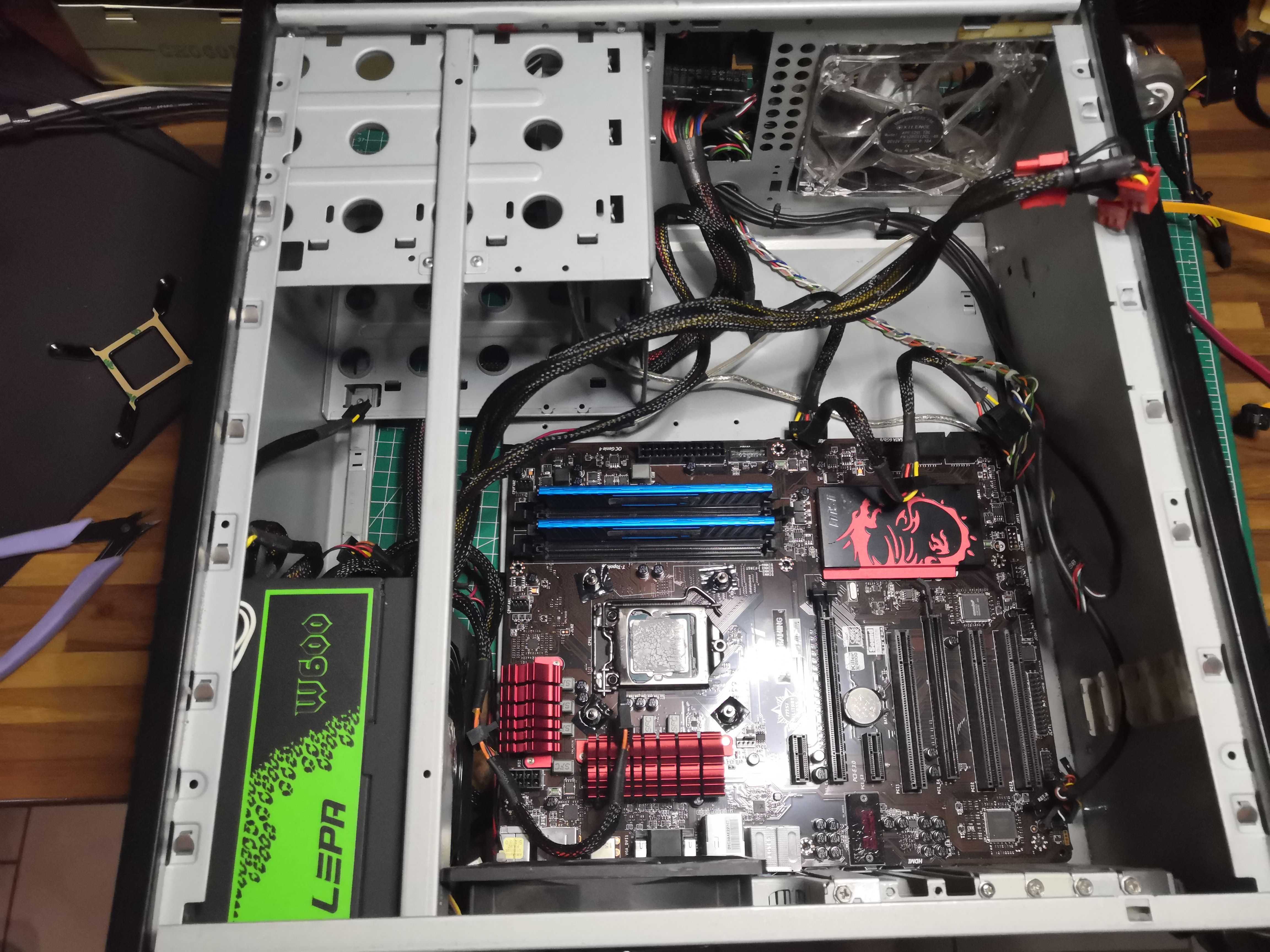 Vue générale du chantier – MSI B85-G43, LEPA W600, et rien prévu pour un AIO