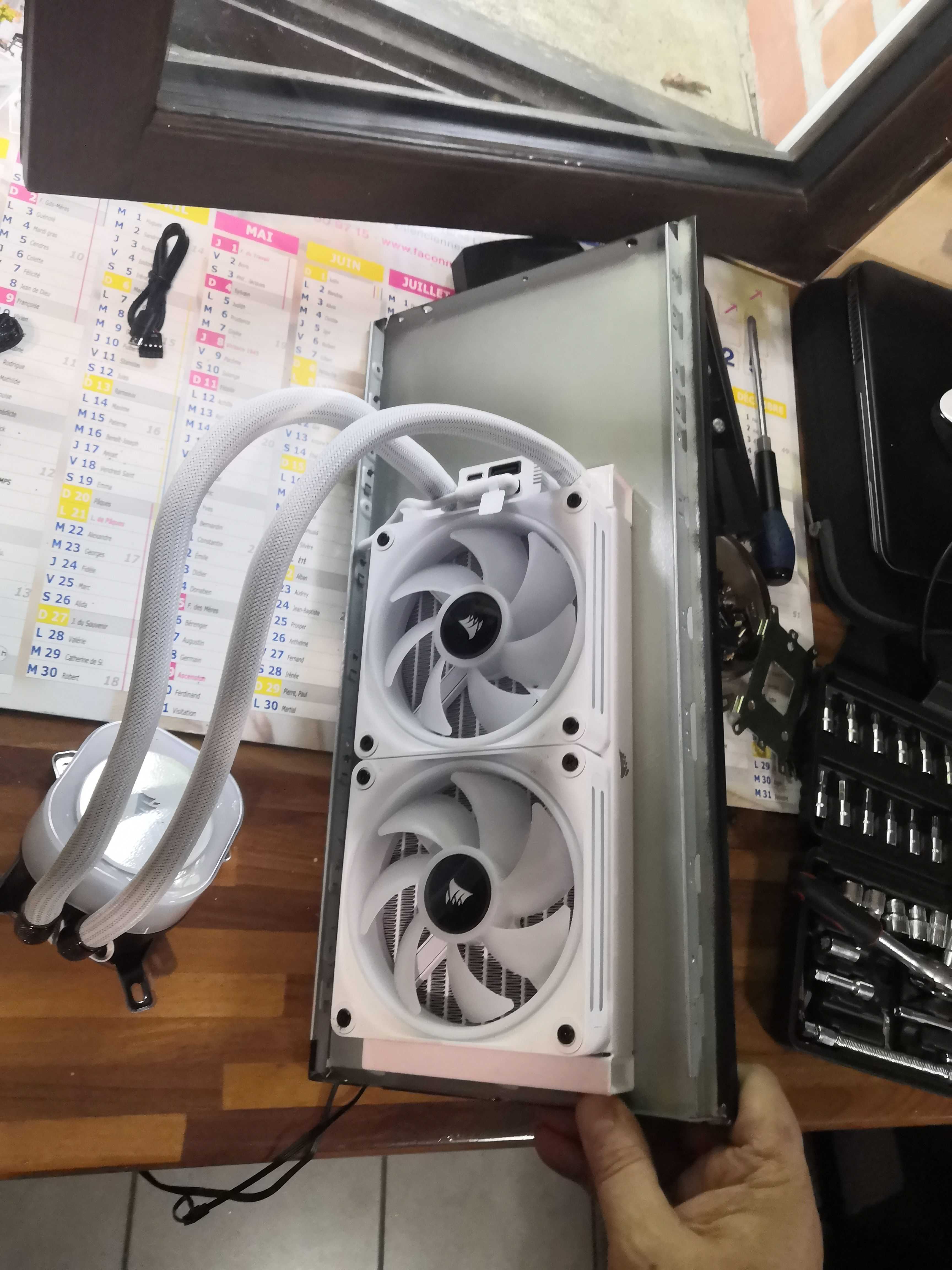 Corsair H100i monté sur le panneau custom