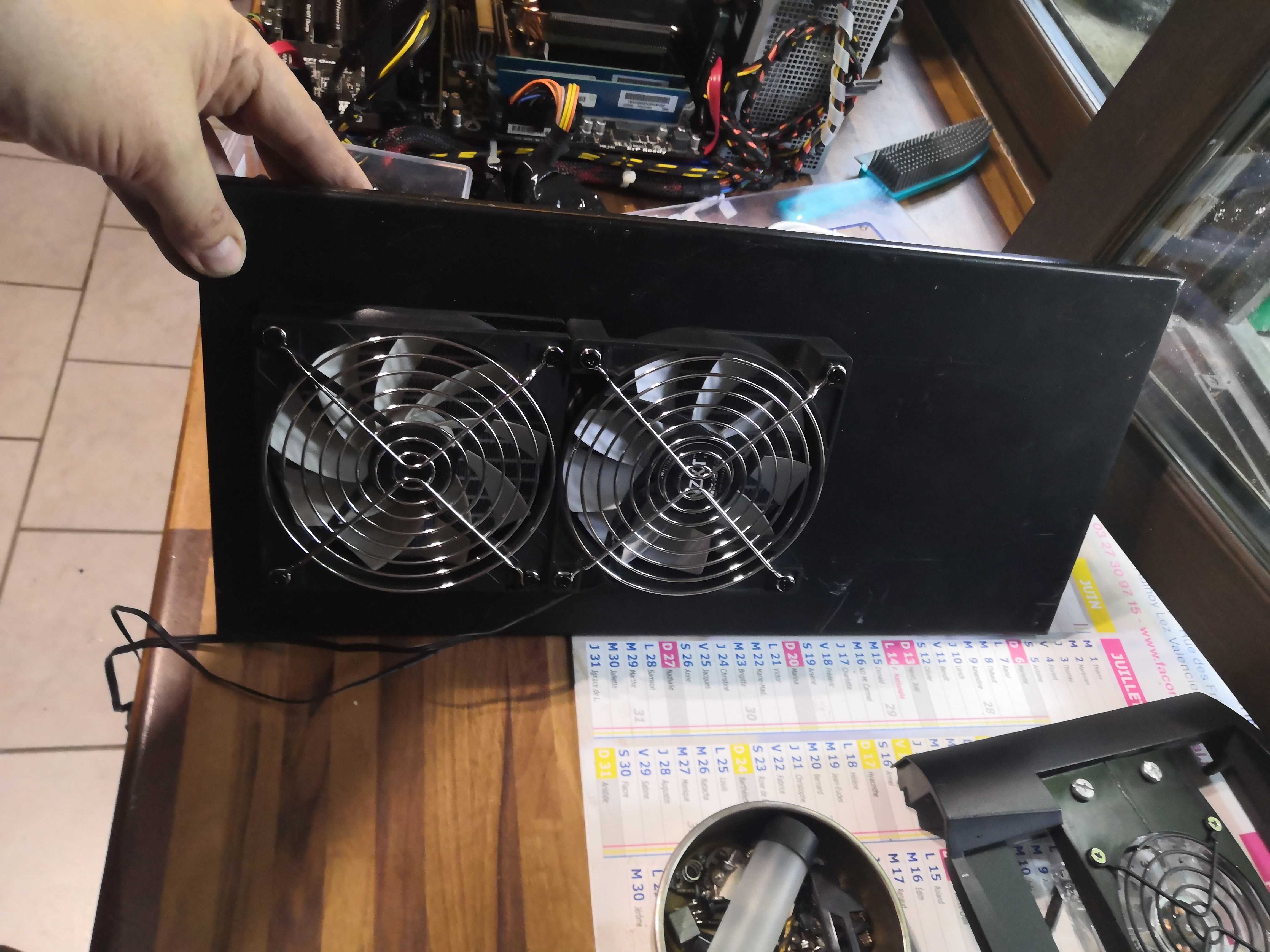 Le panneau top avec ses deux 120mm et grilles chromées – vue externe
