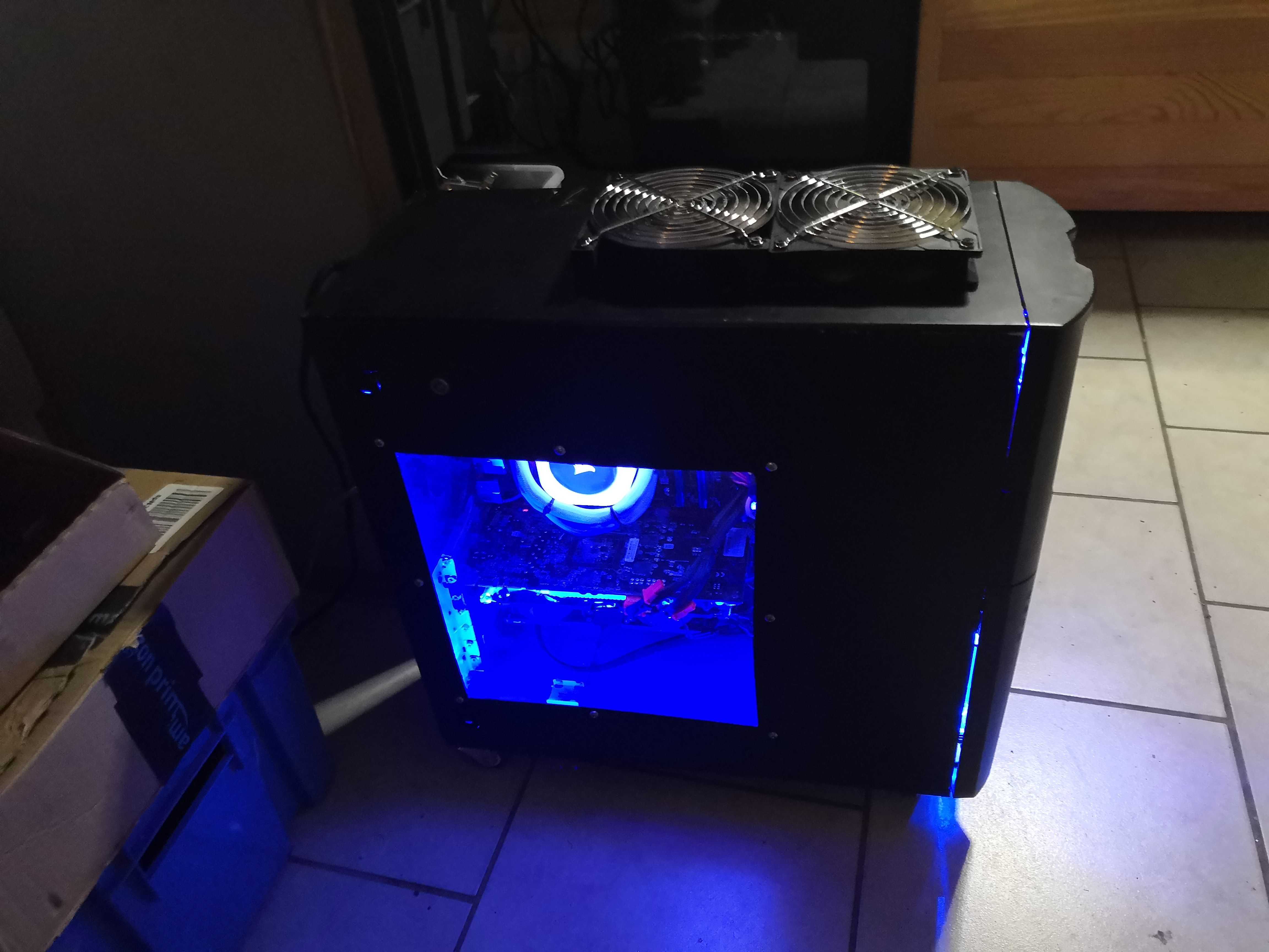 Vue latérale avec fenêtre – pompe RGB + LEDs bleues, combo assumé